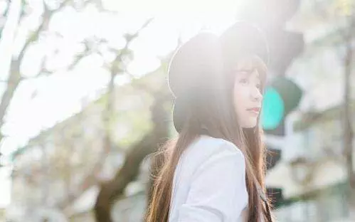 離婚五年了,偶遇前妻擺地攤,看到她身邊的女孩,我覺得愧對她