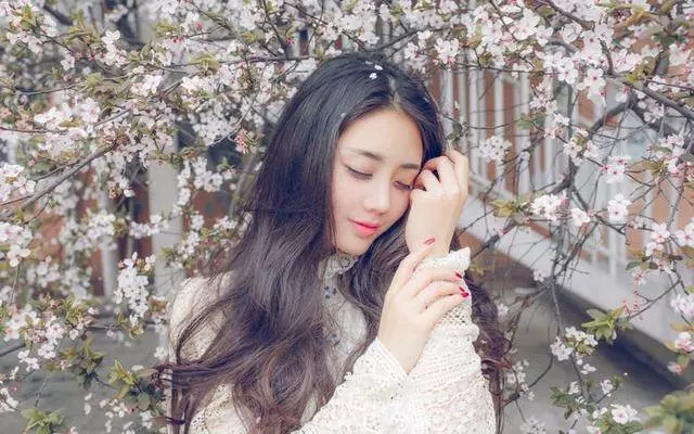 離婚五年了,偶遇前妻擺地攤,看到她身邊的女孩,我覺得愧對她