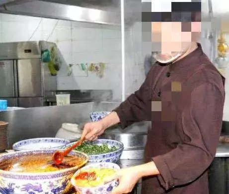 母女倆到飲食店點了兩碗面,母親碗里料好多吃不完,老闆去收碗時愣了