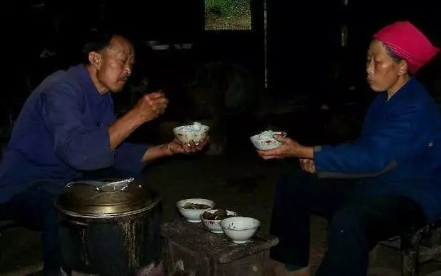 父親去世後冰箱剩飯次日消失,晚上女兒躲在門後,看見來人傻了眼