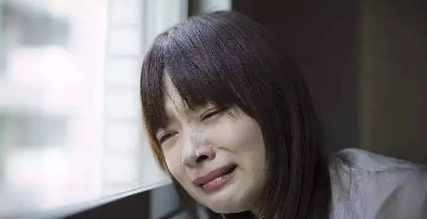 父親去世後冰箱剩飯次日消失,晚上女兒躲在門後,看見來人傻了眼
