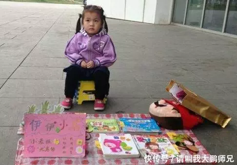 妻子不孕老公離婚再娶,多年後遇到小孩擺攤,看到一旁女人哭斷腸