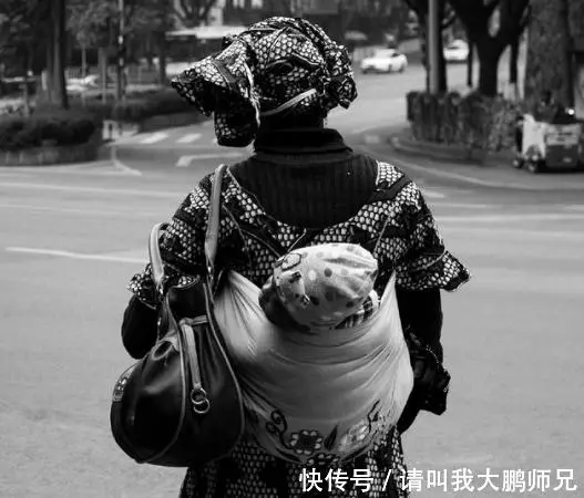 妻子不孕老公離婚再娶,多年後遇到小孩擺攤,看到一旁女人哭斷腸