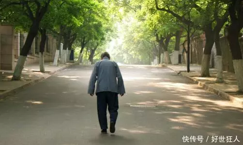 寡婦丟個硬幣給門口乞丐,兒子卻喊他爺爺,乞丐抬頭,寡婦愣住了