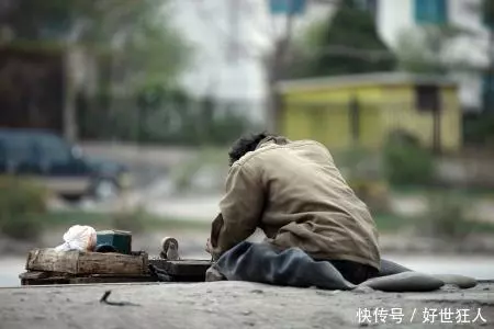 寡婦丟個硬幣給門口乞丐,兒子卻喊他爺爺,乞丐抬頭,寡婦愣住了