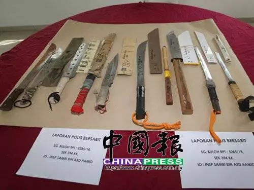 大白天手機店亮刀 5刀匪搶7300現款