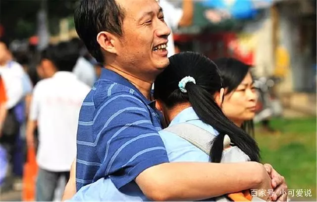單親母親離婚養女兒,她卻投奔父親,忘敲門聽到繼母的話傻了眼