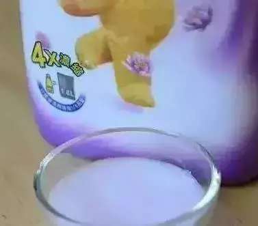 打掃後隔沒幾天又有灰塵?教你一招在水裡加幾滴「這個」,灰塵不再附著在傢俱