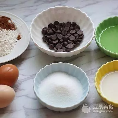 巧克力蒸蛋糕的做法。