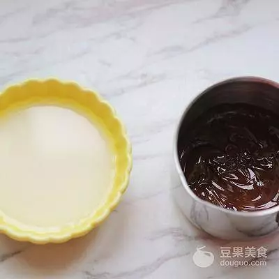 巧克力蒸蛋糕的做法。