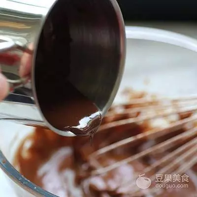 巧克力蒸蛋糕的做法。