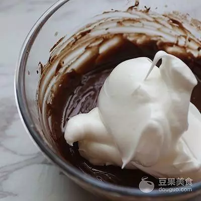 巧克力蒸蛋糕的做法。