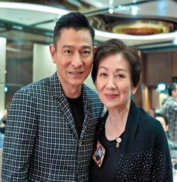 56歲劉德華近照,暴瘦到讓人認不出,女兒模樣大變樣有名媛范