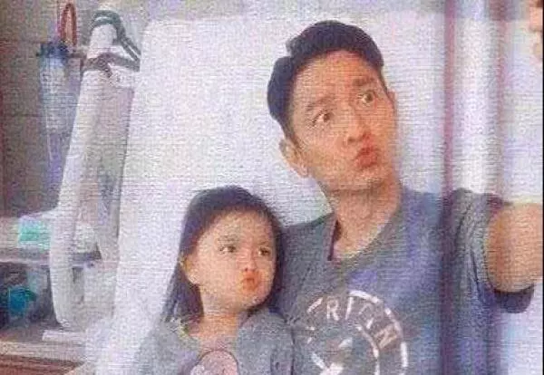 56歲劉德華近照,暴瘦到讓人認不出,女兒模樣大變樣有名媛范
