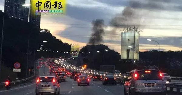 轎車起火 南北大道狂燒 造成大塞車