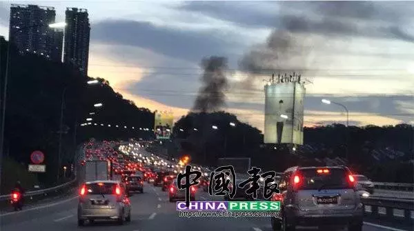 轎車起火 南北大道狂燒 造成大塞車