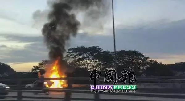 轎車起火 南北大道狂燒 造成大塞車