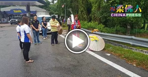 「2歲童車禍枉死」案;家屬今午到事發現場進行招魂儀式,為小死者做最後能做的事
