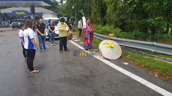 「2歲童車禍枉死」案;家屬今午到事發現場進行招魂儀式,為小死者做最後能做的事