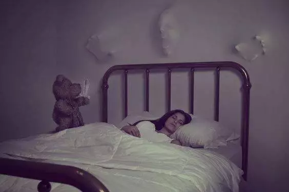 有個傳說 其實一直在床邊伴著你睡覺的娃娃 都是在夜裡默默守護你的人物