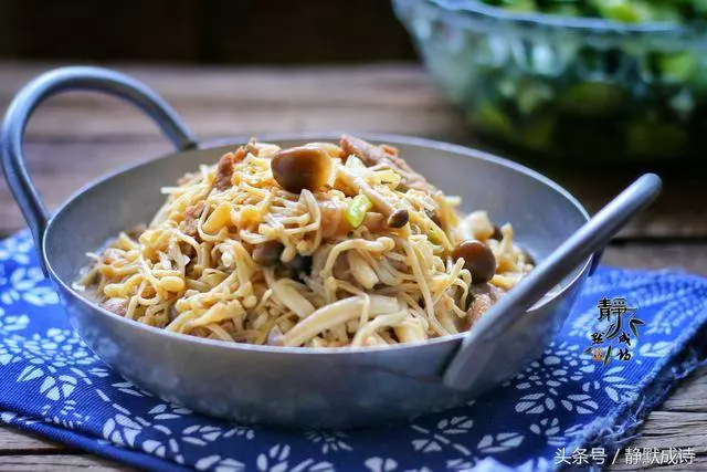 金針菇換個做法,很香很下飯,第一次這樣吃,比涼拌香,你也試試