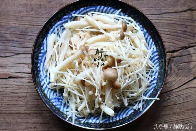 金針菇換個做法,很香很下飯,第一次這樣吃,比涼拌香,你也試試