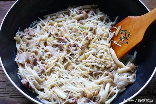 金針菇換個做法,很香很下飯,第一次這樣吃,比涼拌香,你也試試