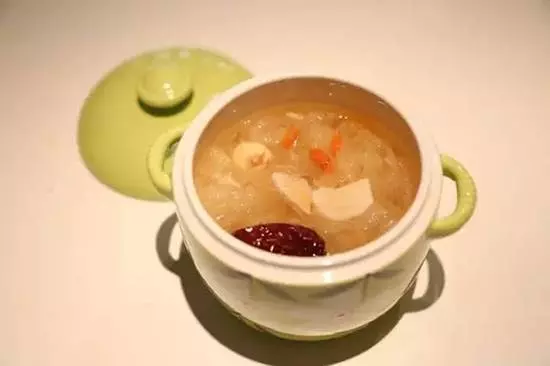 「銀耳蓮子湯」這樣煮簡單又膠質滿滿,喝完摸皮膚就知道