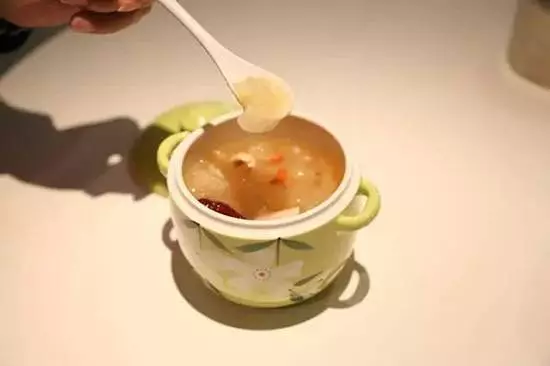 「銀耳蓮子湯」這樣煮簡單又膠質滿滿,喝完摸皮膚就知道