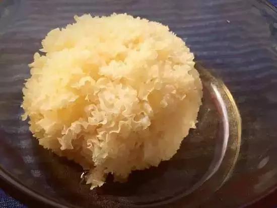 「銀耳蓮子湯」這樣煮簡單又膠質滿滿,喝完摸皮膚就知道