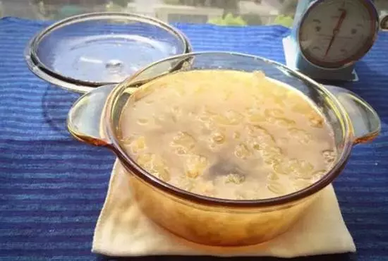 「銀耳蓮子湯」這樣煮簡單又膠質滿滿,喝完摸皮膚就知道