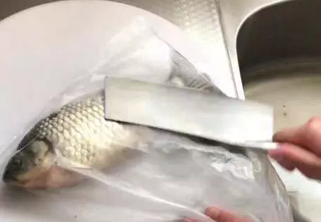 刮魚鱗【不飛濺不髒手】的訣竅,只要一個塑膠袋,1分鐘就能去掉魚鱗,太實用!