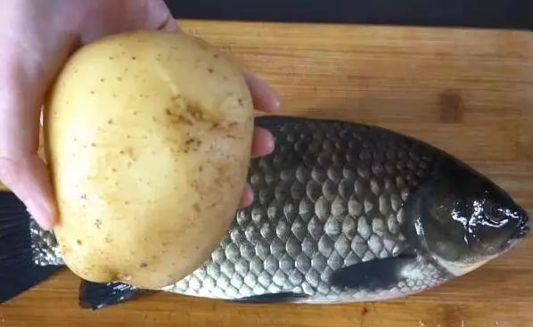 刮魚鱗【不飛濺不髒手】的訣竅,只要一個塑膠袋,1分鐘就能去掉魚鱗,太實用!
