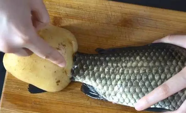 刮魚鱗【不飛濺不髒手】的訣竅,只要一個塑膠袋,1分鐘就能去掉魚鱗,太實用!