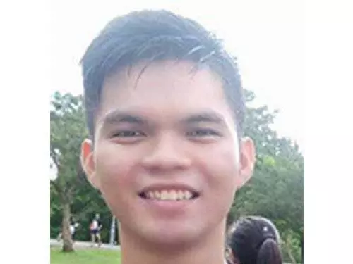 華裔男子獨自駕車途中,疑失控駛入對面車道,與一輛拖格羅厘迎面相撞,造成他當場夾斃車內