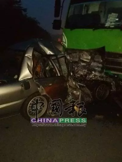 華裔男子獨自駕車途中,疑失控駛入對面車道,與一輛拖格羅厘迎面相撞,造成他當場夾斃車內