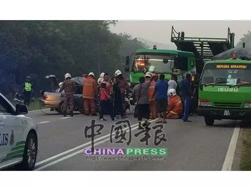 華裔男子獨自駕車途中,疑失控駛入對面車道,與一輛拖格羅厘迎面相撞,造成他當場夾斃車內