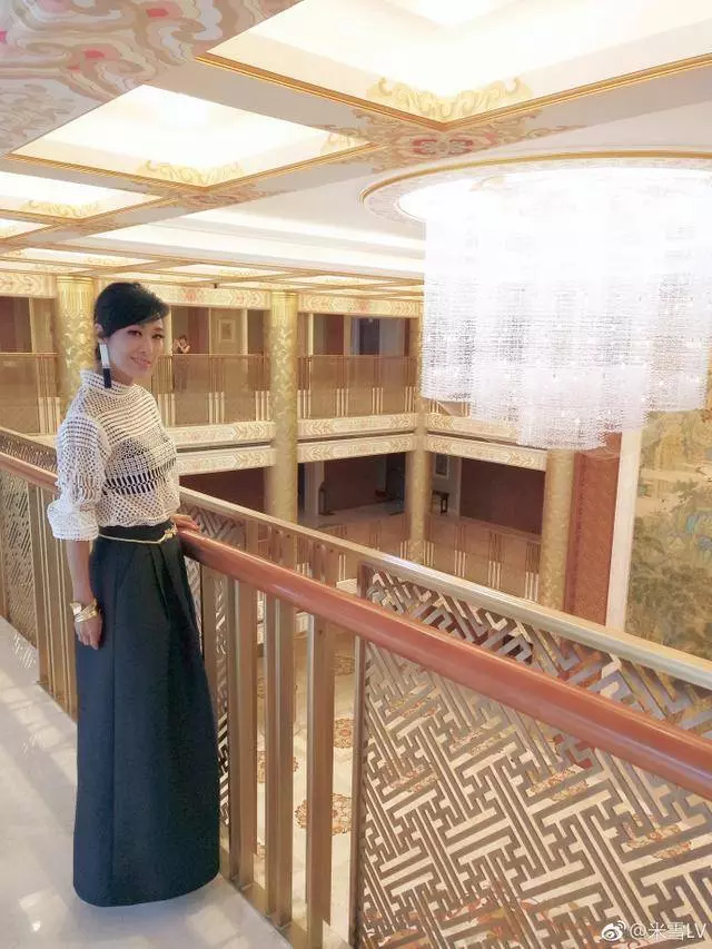 63歲米雪穿鏤空長裙比少女還少女,臉嫩白如雪甜笑好仙美