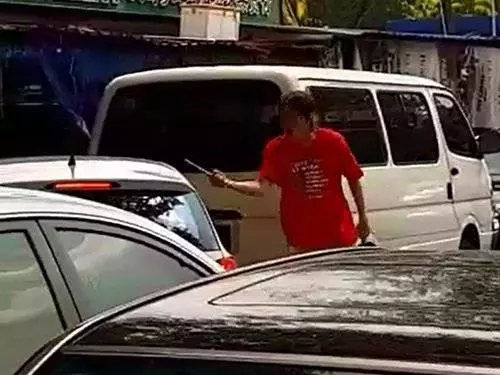 巴剎外亂泊車 華男氣瘋了 亮刀怒罵司機
