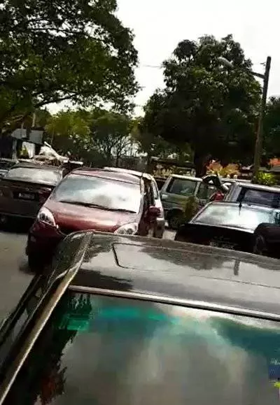 巴剎外亂泊車 華男氣瘋了 亮刀怒罵司機
