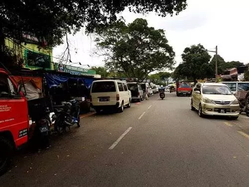 巴剎外亂泊車 華男氣瘋了 亮刀怒罵司機