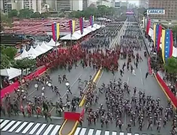 直播演說中途遭炸彈襲擊 委總統險遭無人機暗殺