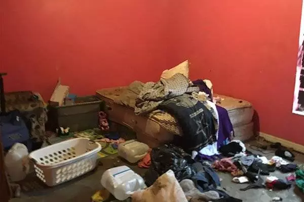 狠母棄6子女家中 孩子衣不蔽體長虱子