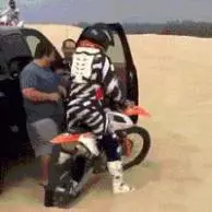 33張會讓你看到這世上真的什麼人都有的照片#1冰箱裡塞滿了姐姐喜愛的零食來慶祝姐姐第一天減肥