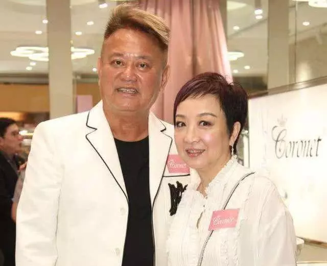曾是周星馳「御用配角」,23歲成富豪,經歷兩次破產如今身價十億