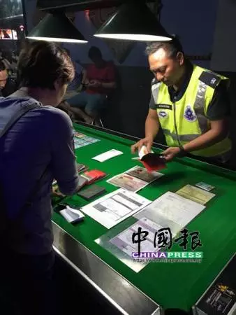 警突擊4酒廊 捕30陪座女郎 1變性人
