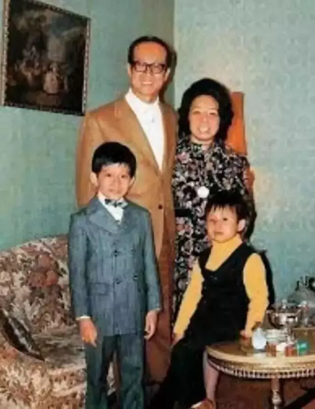 她是首富的原配,31歲不顧一切嫁給李嘉誠,卻在58歲服毒自殺