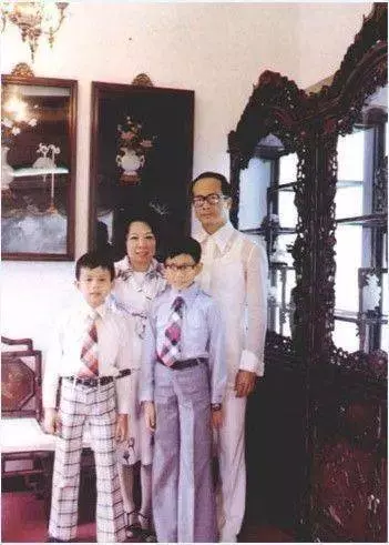 她是首富的原配,31歲不顧一切嫁給李嘉誠,卻在58歲服毒自殺