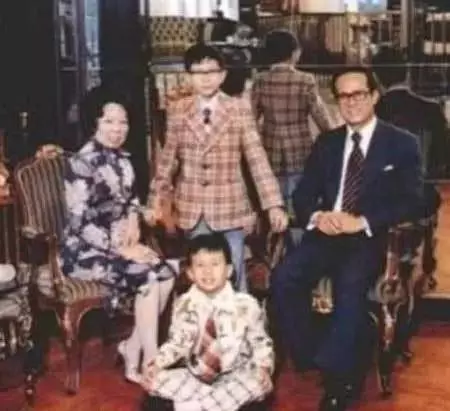她是首富的原配,31歲不顧一切嫁給李嘉誠,卻在58歲服毒自殺