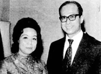 她是首富的原配,31歲不顧一切嫁給李嘉誠,卻在58歲服毒自殺
